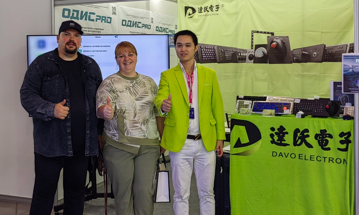 DAVOLIN meeting client from CNC machining industry at exhibition to discuss cooperation
