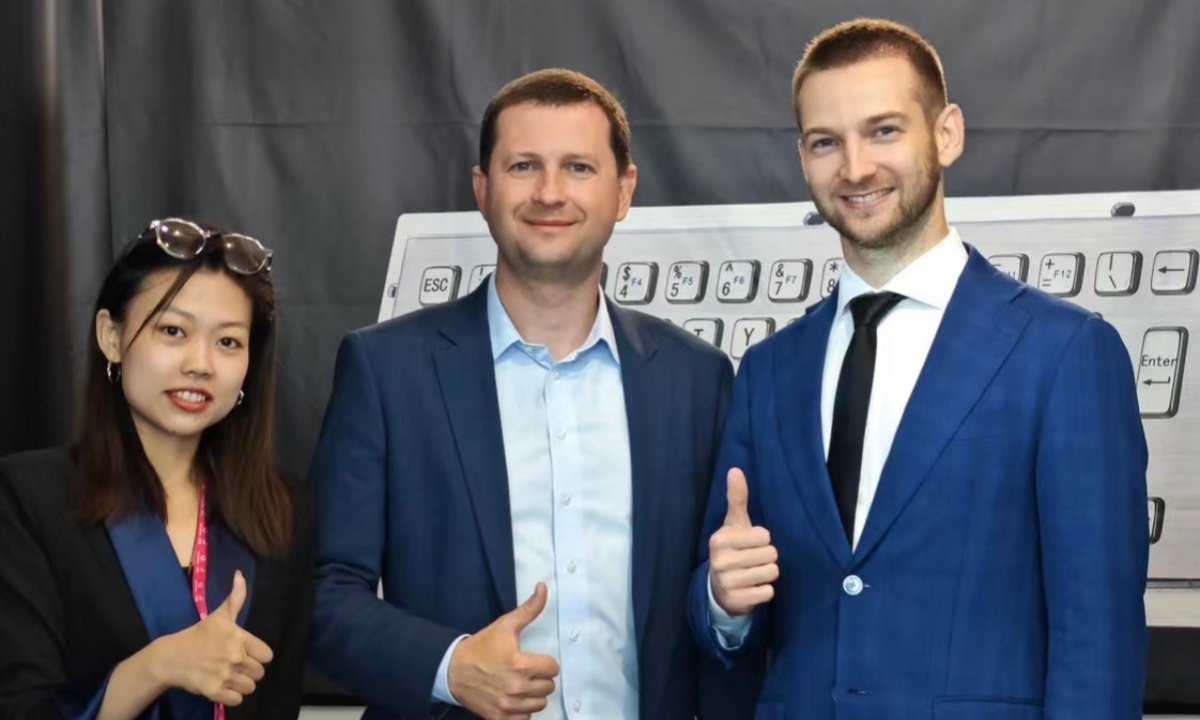DAVOLIN engaging with visitors at industrial expo in Yekaterinburg Russia