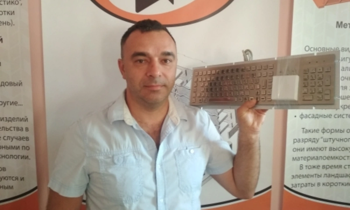 Ukrainian client showing DAVOLIN industrial keyboard after receiving the product