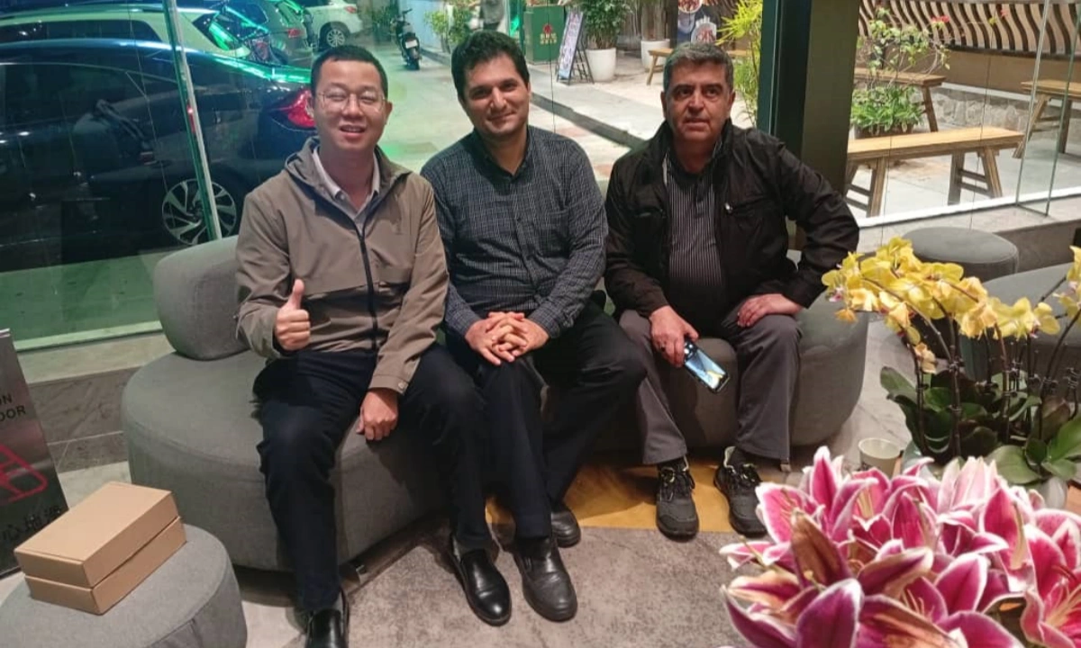 DAVOLIN meeting Iranian client in Shenzhen to deliver industrial trackball sample