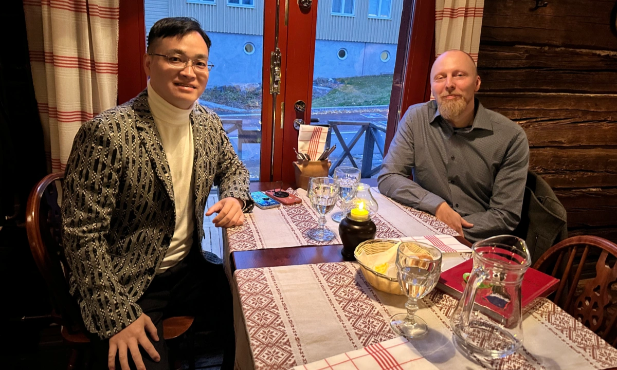 DAVOLIN founder meeting University of Oulu professor to discuss keypad with display solutions