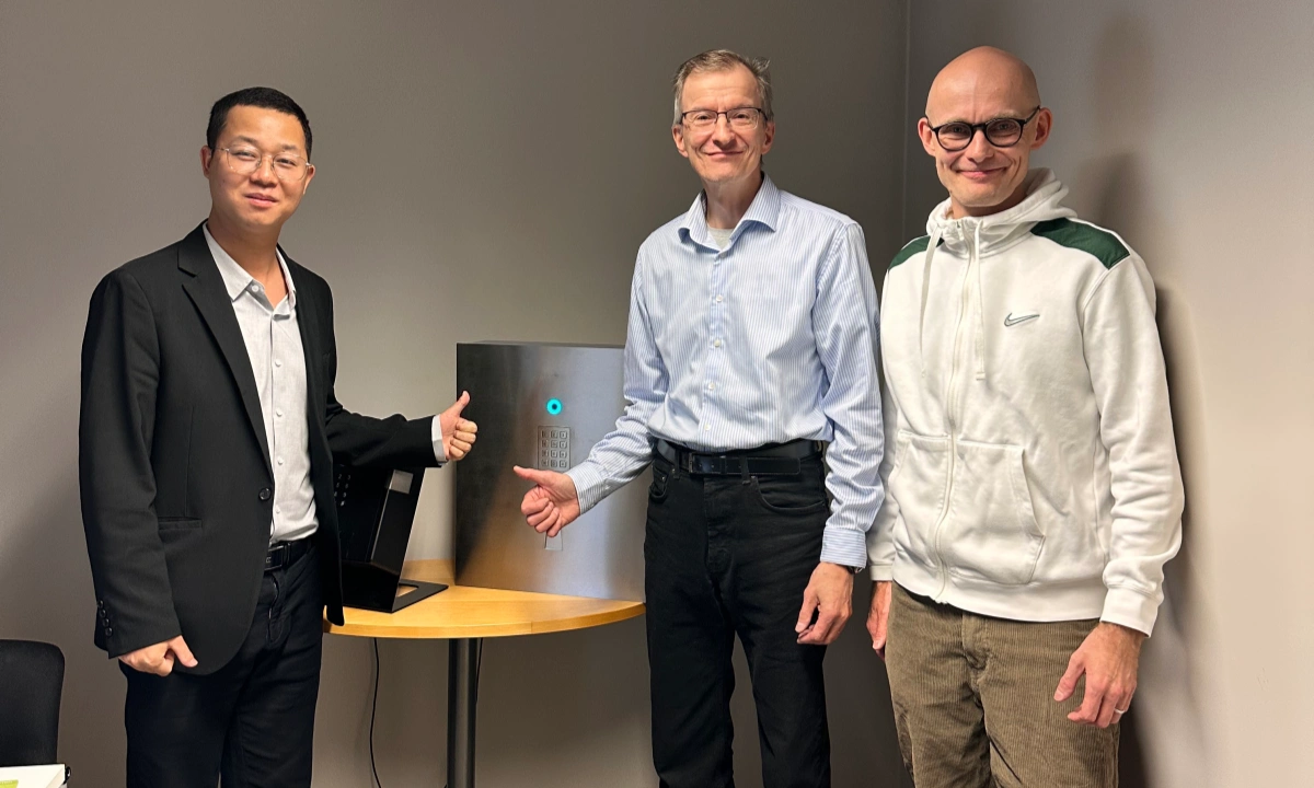 DAVOLIN visiting partner in Oulu Finland for smart key storage locker with metal keypad