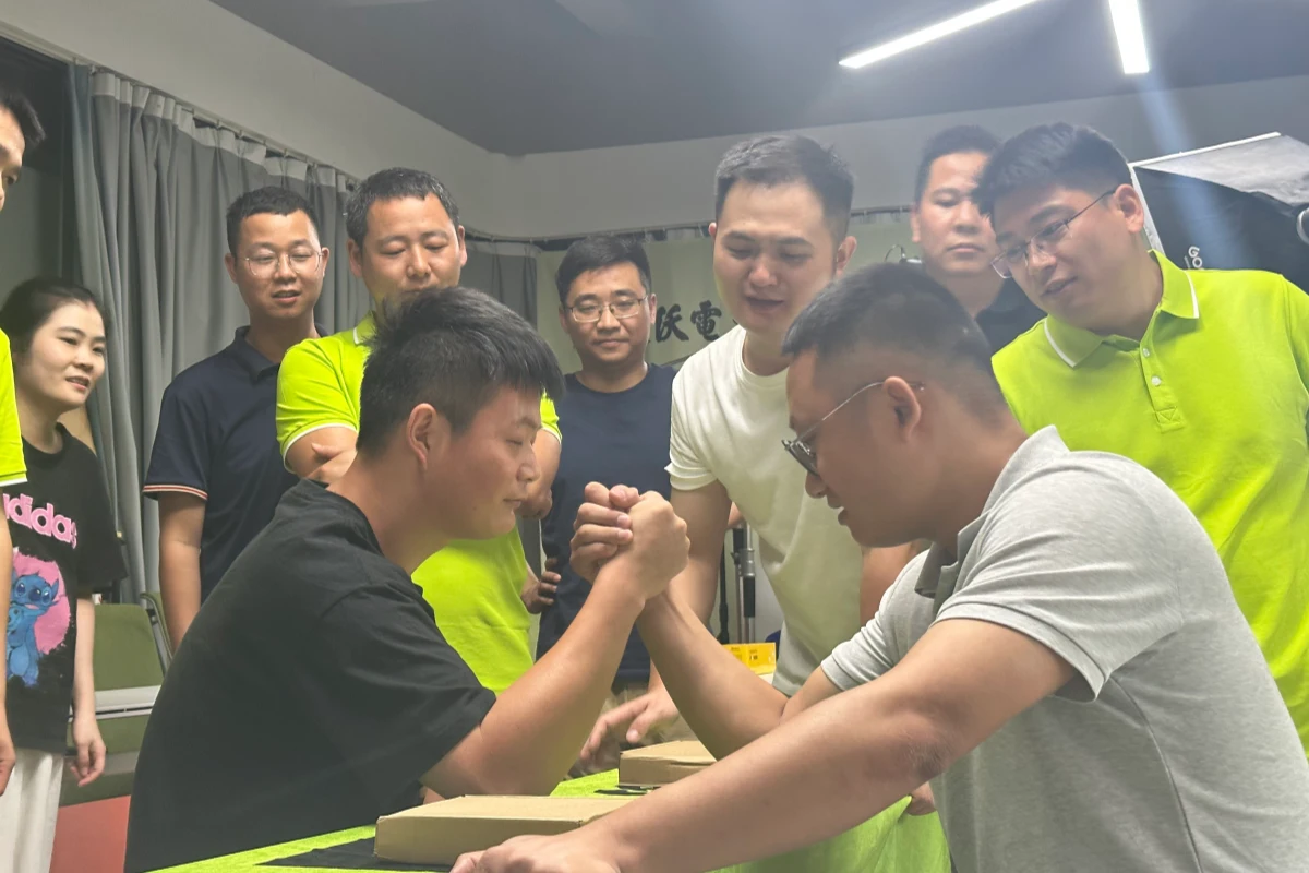 Arm wrestling challenge at DAVOLIN’s 15th anniversary event, adding excitement and friendly interaction among colleagues