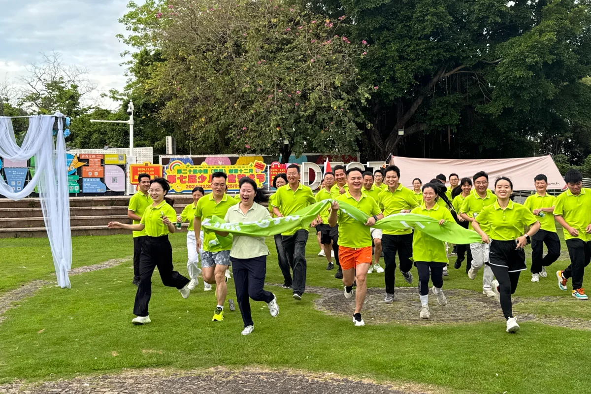DAVOLIN colleagues participating in an outdoor running event in 2025 as part of a company team-building activity