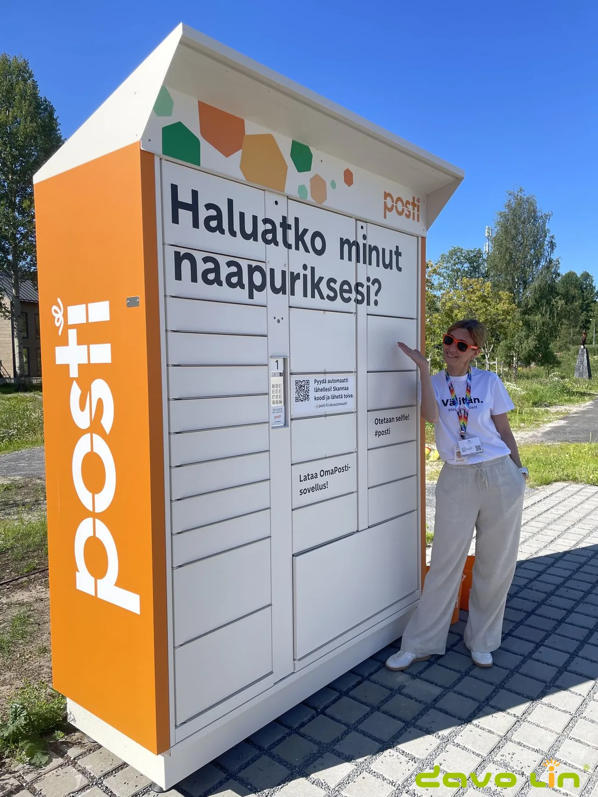 Customer using an outdoor Posti parcel locker in Finland